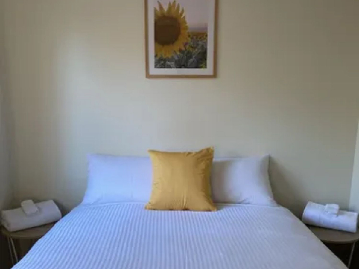 Deluxe family and pet friendly cabin at Wedderburn Caravan Park